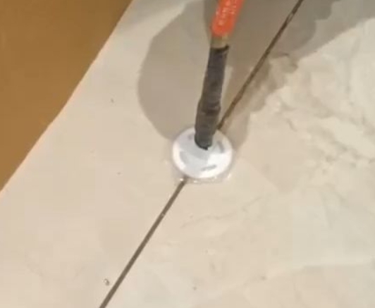 呼和浩特瓷砖空鼓维修公司专业解答瓷砖在铺贴过程中，如果没有涂抹均匀到位的粘结材料（如水泥砂浆或瓷砖胶），可能会导致以下问题